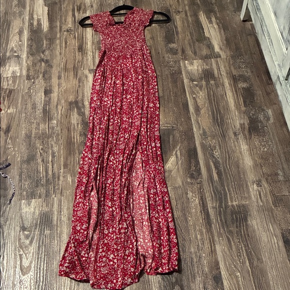 Dresses & Skirts - Chic Red Floral Maxi Dress